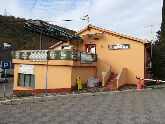 Vanjski ulaz i terasa Caffe Bara Ninaka