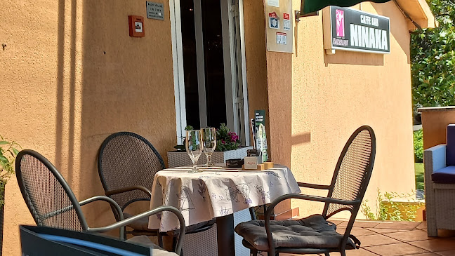 Stolovi na terasi Caffe Bara Ninaka
